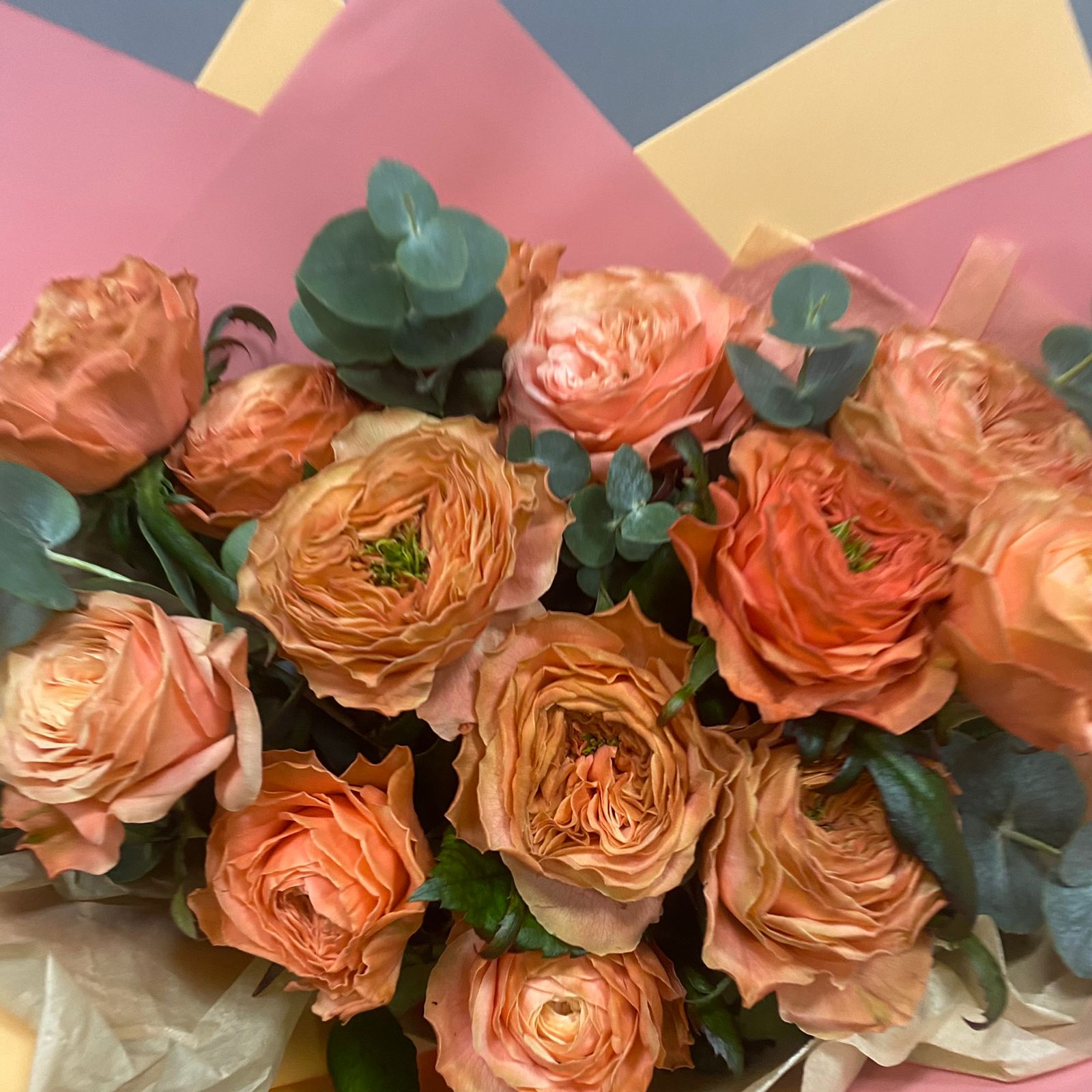 Букет из 13 пионовидных роз Леди Априкот и эвкалипта