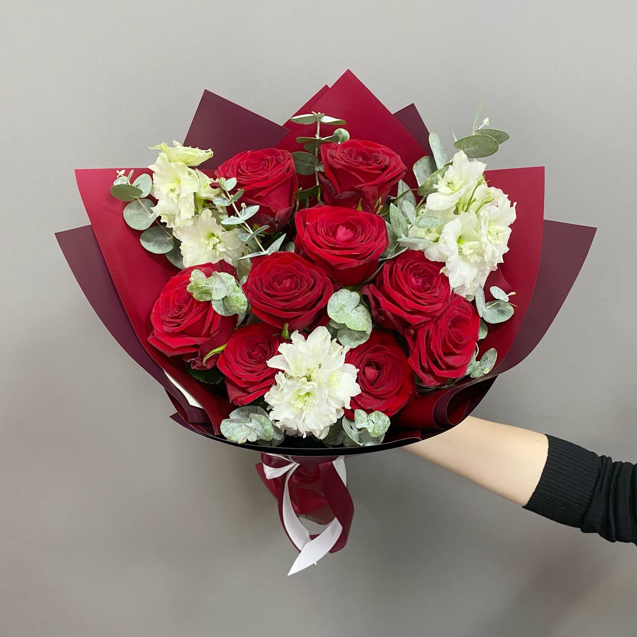 Букет на 65 лет женщине. Букет ферреро и розы. Букет из 65 роз. Сборный букет на 65 лет женщине. Букет 65 роз фото.