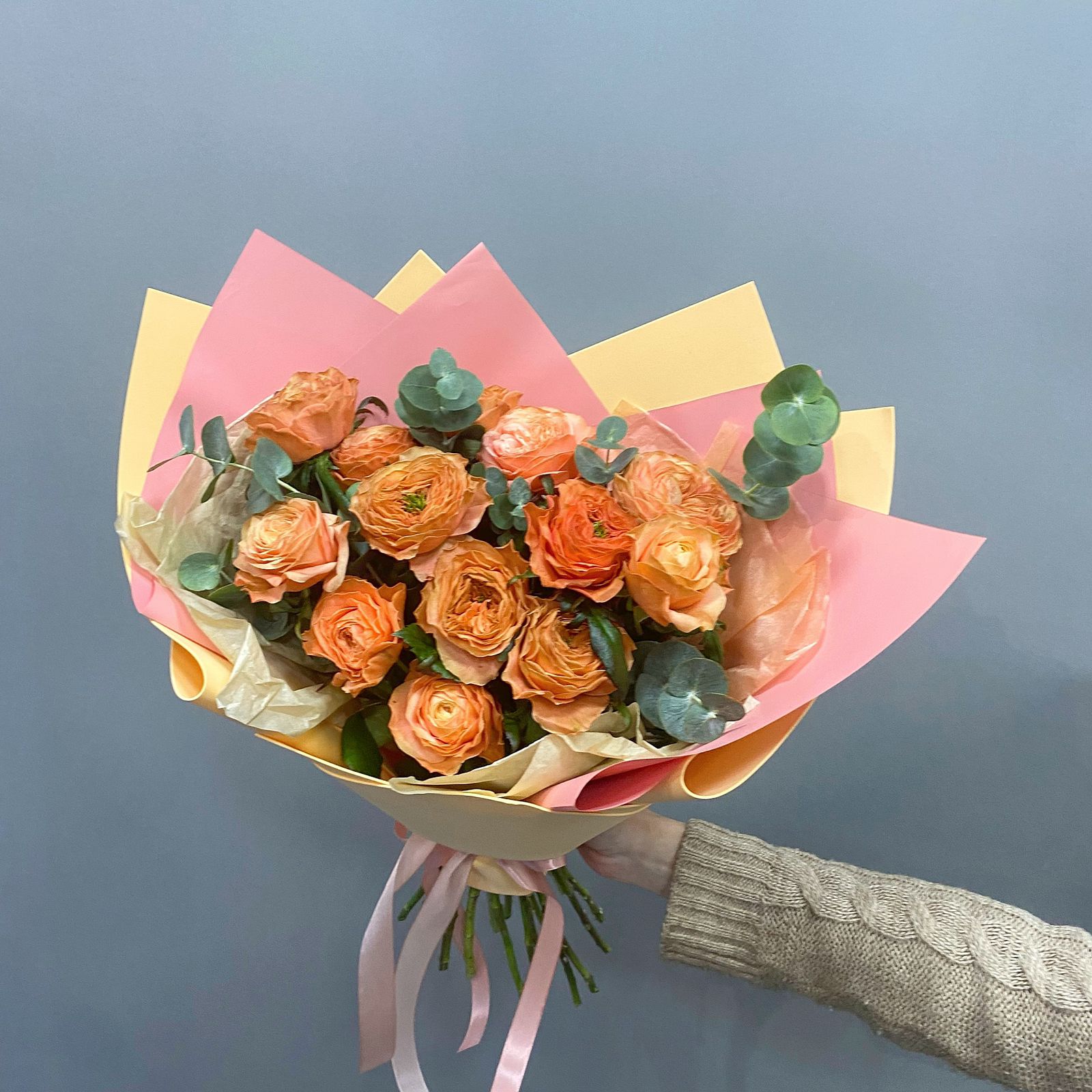 Букет из 13 пионовидных роз Леди Априкот и эвкалипта