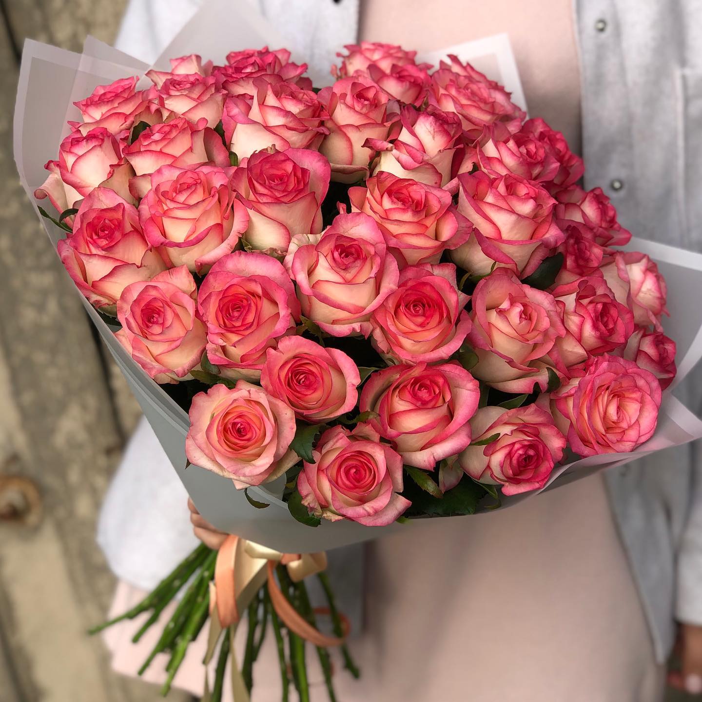 Букет из бело-розовых роз