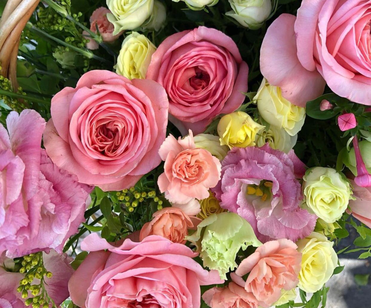Букет из роз в корзине - персиковые пионовидные розы