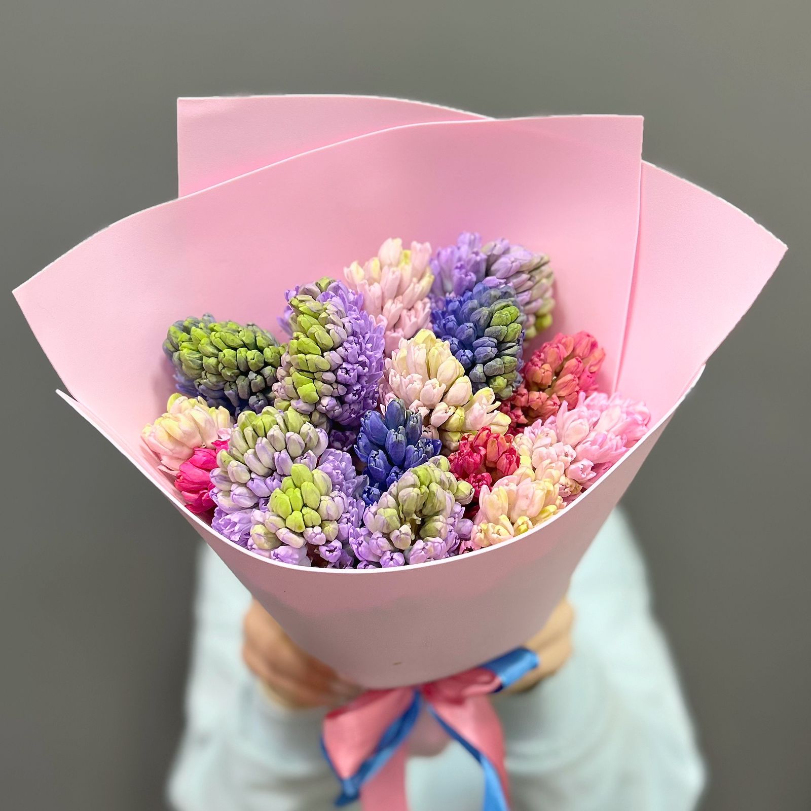 Букет из 15 разноцветных гиацинтов в светло-розовом фоамиране