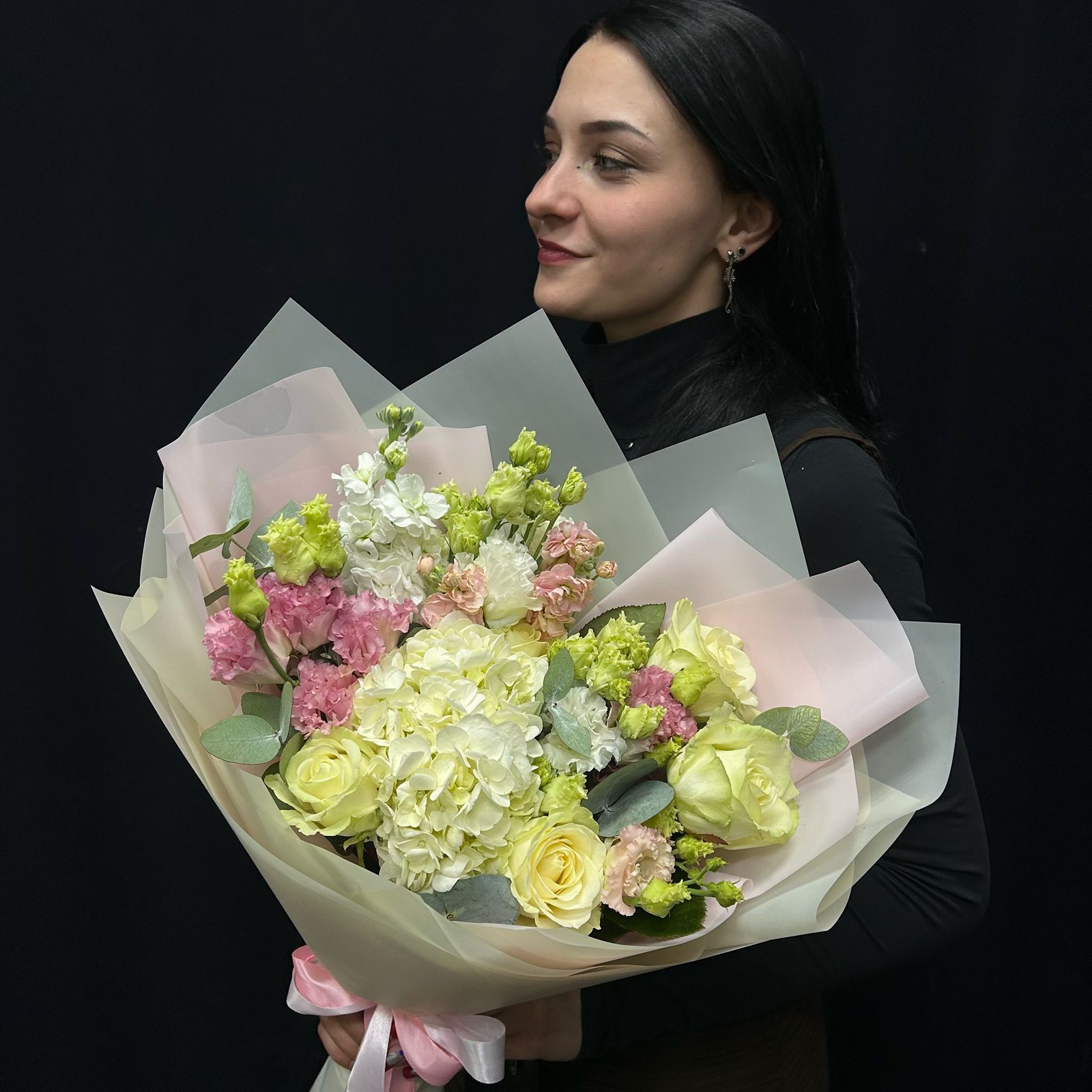 Букет из белой гортензий, роз, маттиолы и эустомы