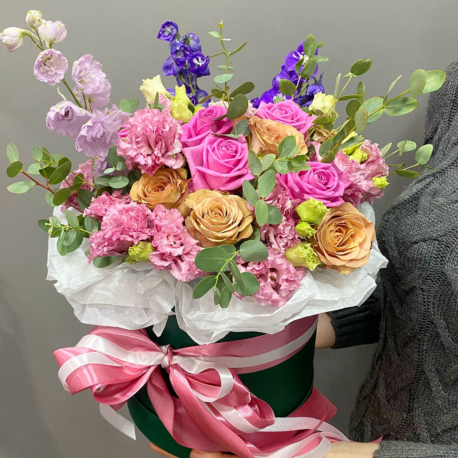 Букет из роз в коробке - изумрудная шляпная коробка с розами Каппучино