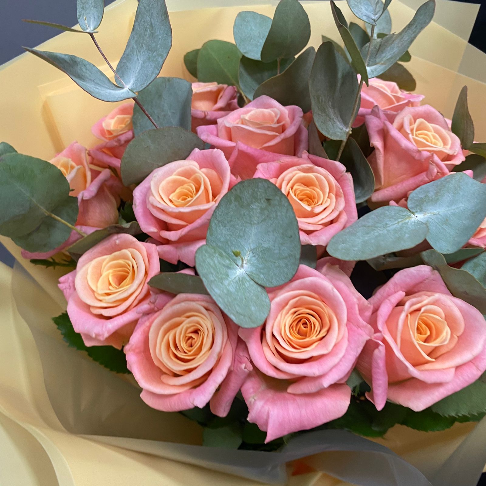 Розы Мисс Пигги - букет из 19 роз с эвкалиптом