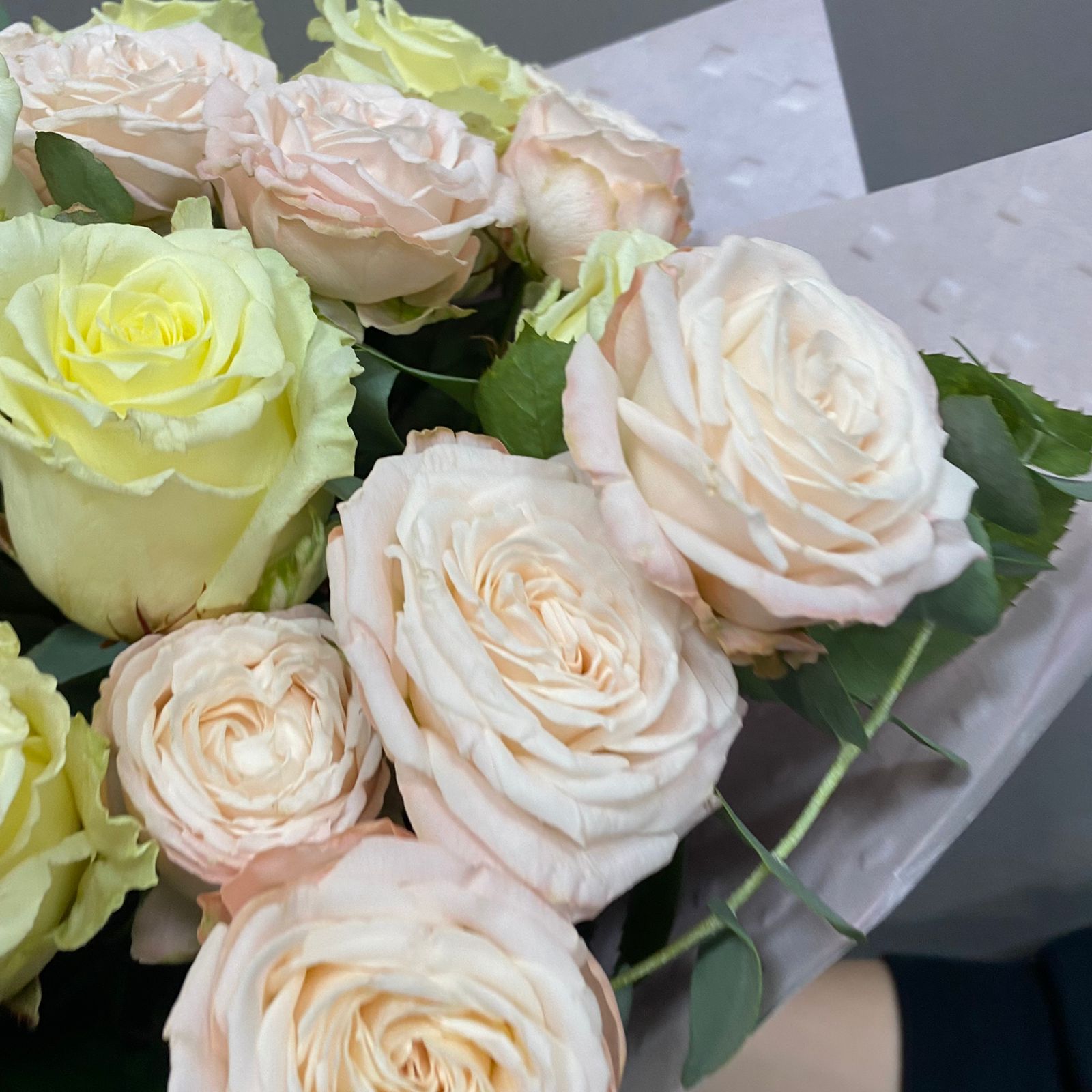 Букет из белых и пионовидных роз
