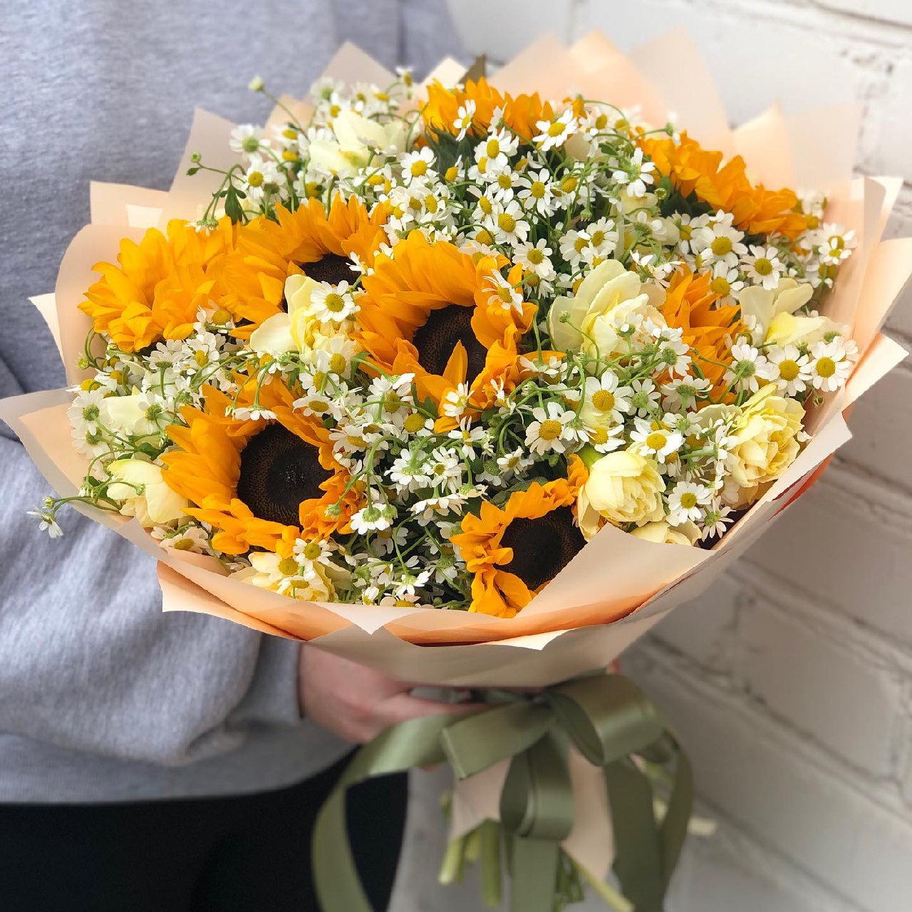 Букет из подсолнухов, кустовой ромашки и нарциссов Букет из подсолнухов, кустовой ромашки и нарциссов