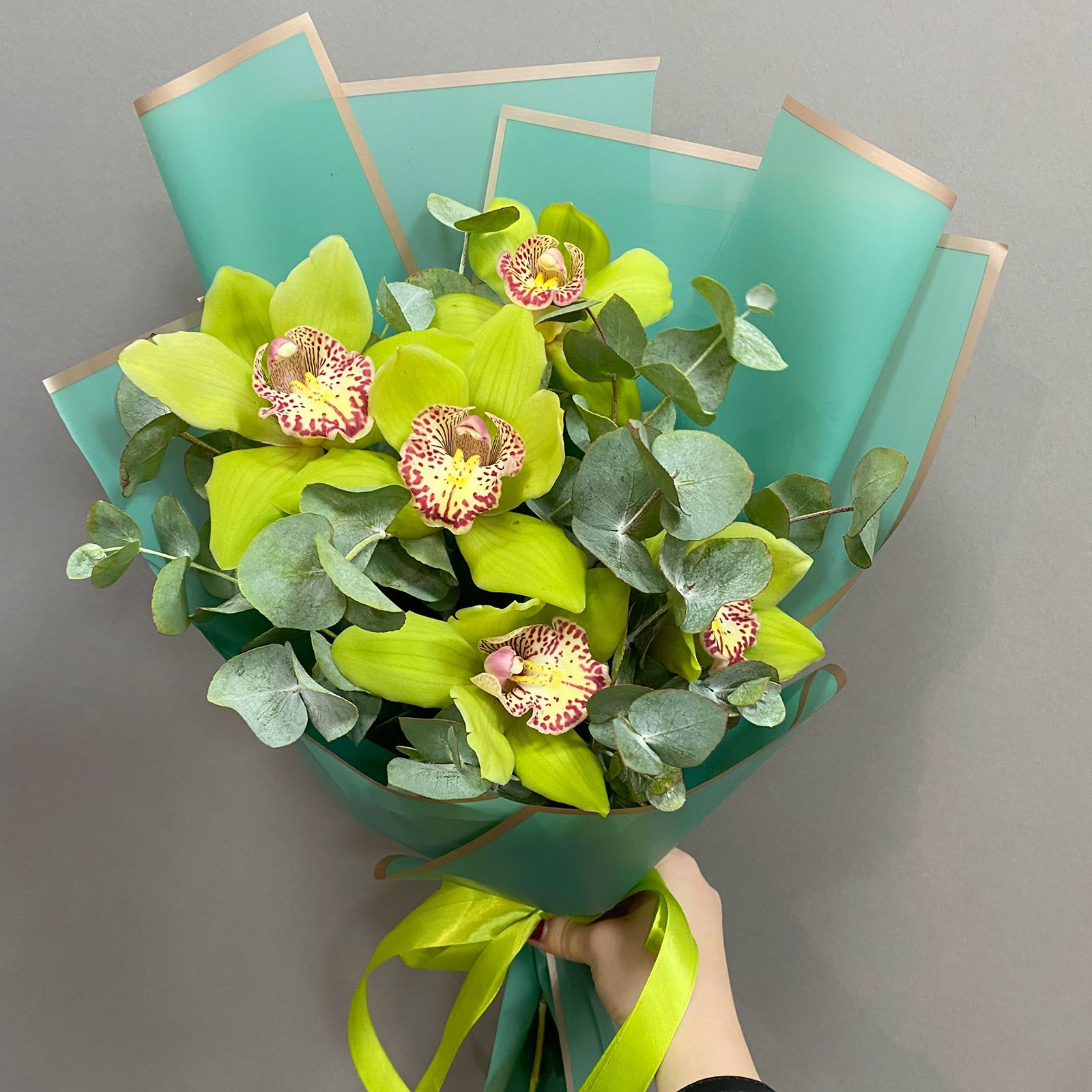 Букет из 5 зеленых орхидей и эвкалипта