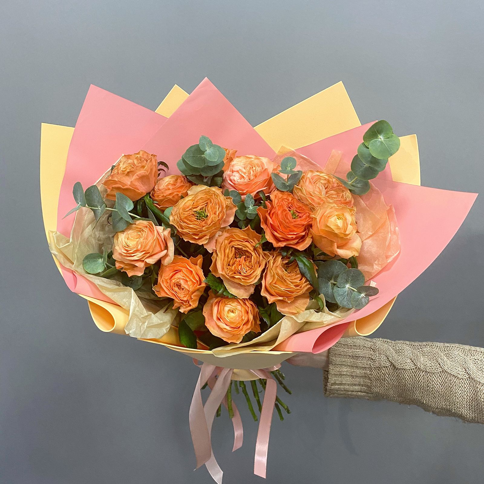 Букет из 13 пионовидных роз Леди Априкот и эвкалипта