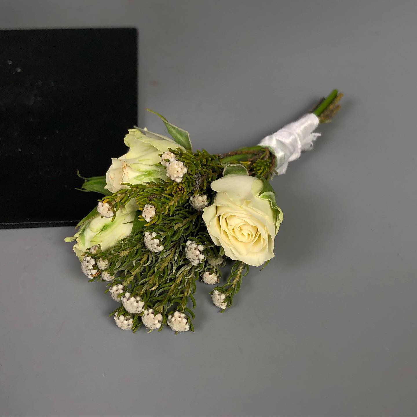 букет из розовых пионов, персиковых пионовидных роз, кустовых роз, капса и эвкалипта