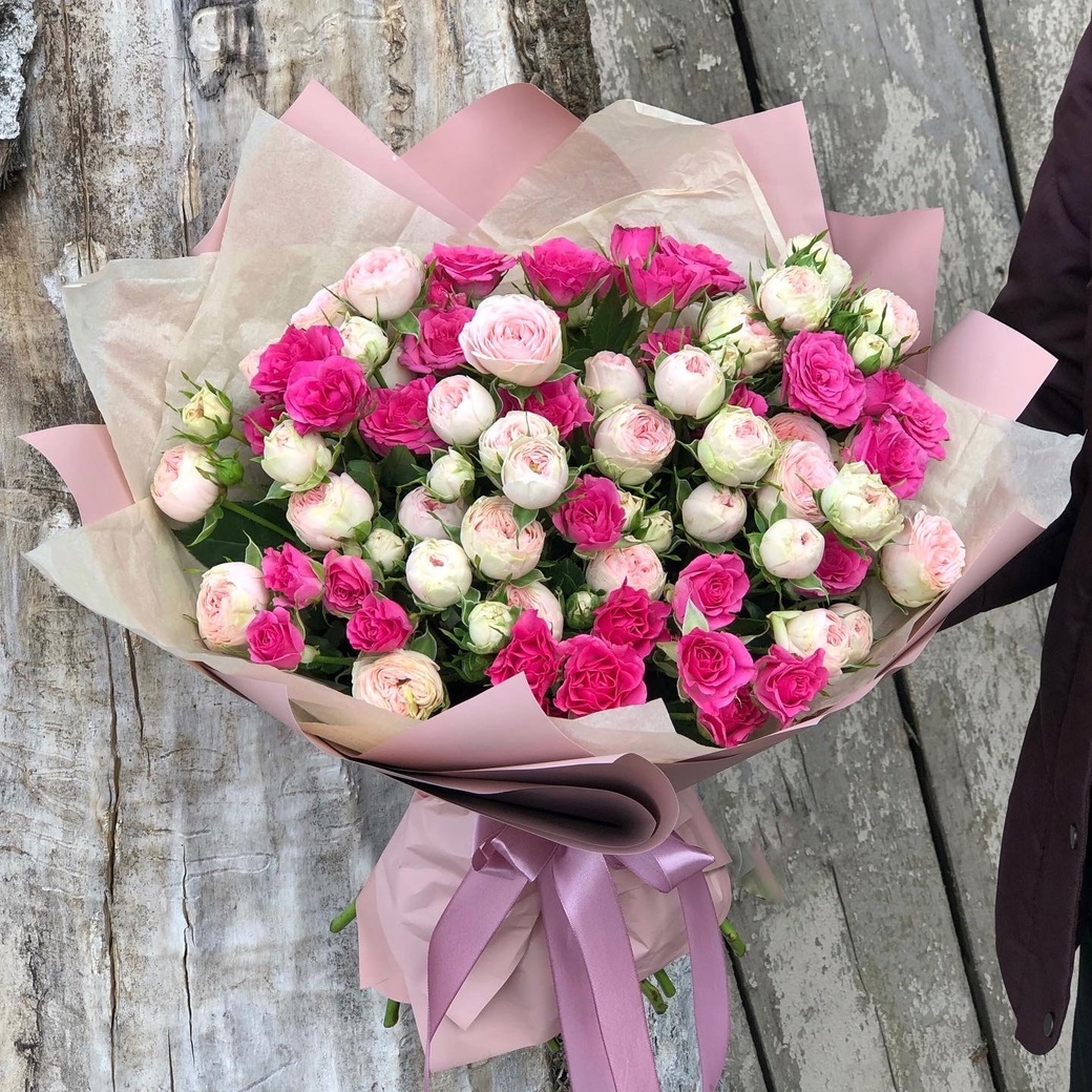 Букет из светло-розовых и малиновых кустовых роз