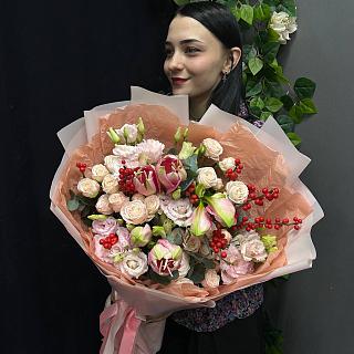 Авторский микс с розами, амариллисами, эустомой и илексом