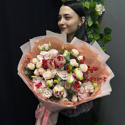 Авторский микс с розами, амариллисами, эустомой и илексом по лучшей цене в Москве Авторский микс с розами, амариллисами, эустомой и илексом с доставкой в Москве