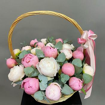 Микс из 25 пионов с эвкалиптом в корзине