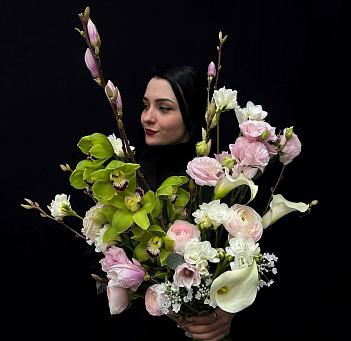 Сезонный букет с ветками магнолии и зеленой орхидеей Сезонный букет с ветками магнолии и зеленой орхидеей