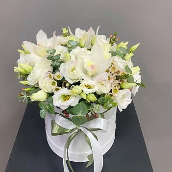 Букет из орхидей и эустом в белой шляпной коробке