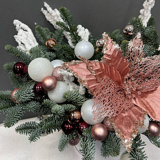 Новогодняя композиция с нобилисом и декором из искуственной пуансетии