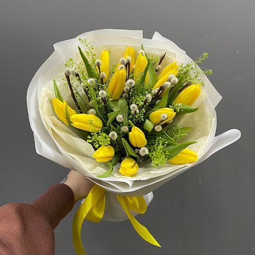Букет из 15 желтых тюльпанов, вербы и тласпи в матовой плёнке с доставкой в Москве