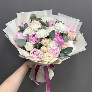 Микс из 9 пионов Сара Бернар, кустовой хризантемы и розы