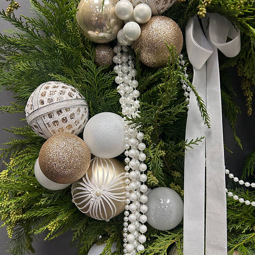 Венок с миксо из хвои и новогодним декором с доставкой в Москве