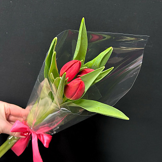 Букет из 3 красных тюльпанов в прозрачной пленке