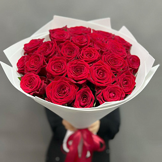 Букет из 25 красных роз в белом фоамиране ( 50 см)