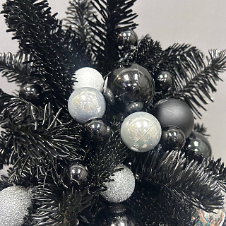 Черная елка из нобилиса с серебрянным декором