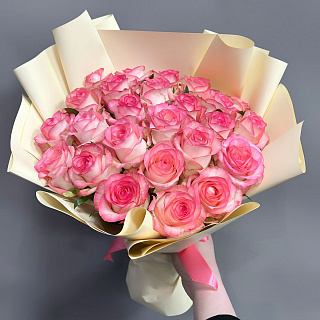 Букет из 25 роз Джумилия в кремовой пленке ( 50 см)