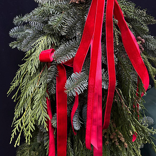 Авторская елка с микосм из хвои, мхом и красными, бархатными бантами