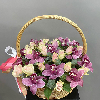 Букет из роз и розовых орхидей в корзине