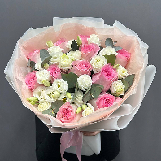 Микс из розовых роз с белой эустомой и эвкалиптом в  с доставкой в Москве
