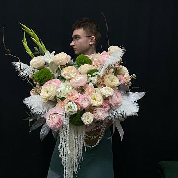 Композиция в плетеном кашпо с ранункулусами, белыми гладиолусами, гортензиями и пионовидными розами