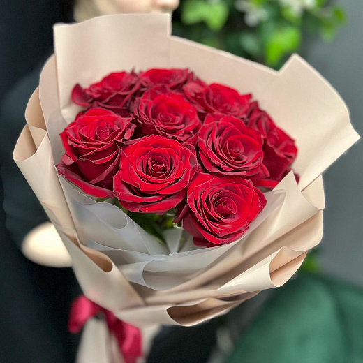 Монобукет из 9 красного эквадора в нежной упаковке  с доставкой в Москве