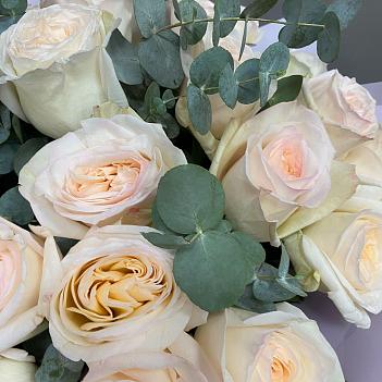 Букет из 23 ароматных роз с эвкалиптом