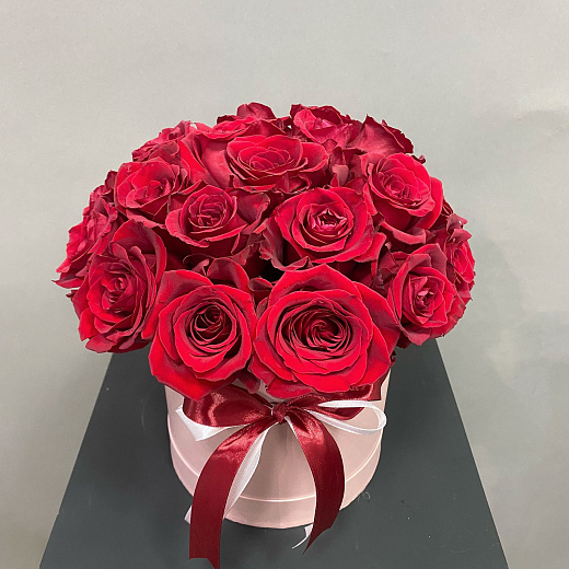 Букет из  красных Эквадорских роз  в розовой коробке  ( 25 шт)