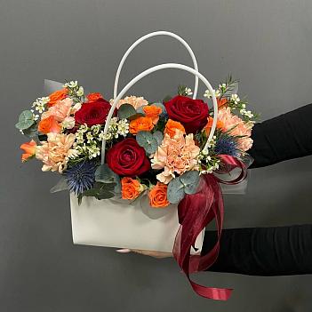 Сумочка с розами, эрингиумом, гвоздиками и шамелациумом