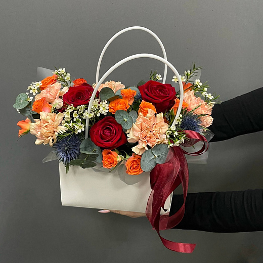 Сумочка с розами, эрингиумом, гвоздиками и шамелациумом с доставкой в Москве