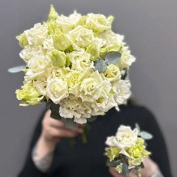 Букет невесты из белой, махровой эустомы