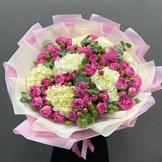 Микс из белых гортензий и пионовидных роз Мисти Баблс