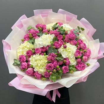 Микс из белых гортензий и пионовидных роз Мисти Баблс