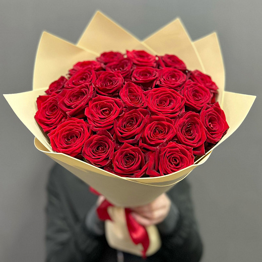 Букет из 25 красных роз в бежевом фоамиране (50 см)
