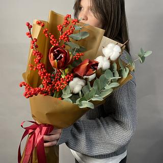 Букет с красным амариллисом, илексом, хлопком и эвкалиптом в декоративной упаковке