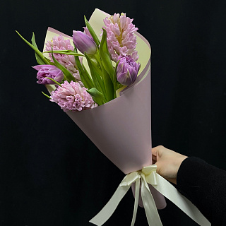 Букет из пионовидных тюльпанов и гиацинтов в пленке