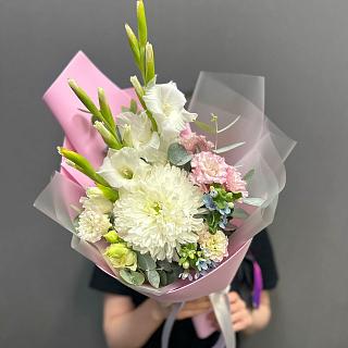 Микс из белых гладиолусов, хризантемы, эустомы и оксипеталлума