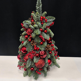 Елка из нобилиса с красным новогодним декором в кашпо