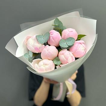 Букет из 7 нежно-розовых пионов Гардения