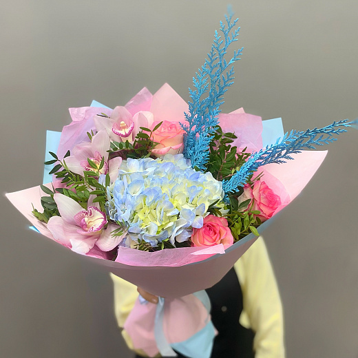 Букет из голубой гортензии, роз и орхидей