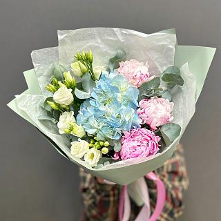 Микс с голубой гортензией, пионами Сара Бернар и эустомой