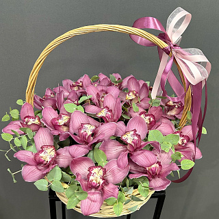 Букет из 19 розовых орхидей в корзине