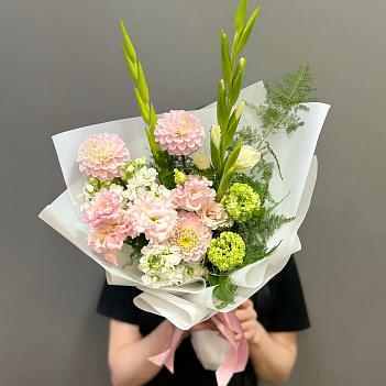 Микс-букет с белыми гладиолусами и георгинами